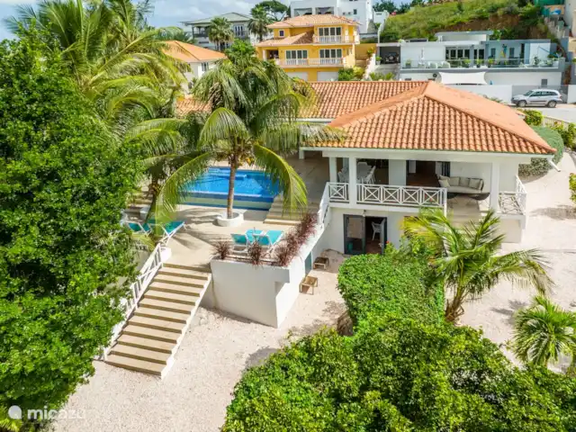 Villa salsa | Curaçao, Banda Ariba (est), Spaanse Water - villa Le grand jardin est fleuri toute l'année. L'entrée de l'appartement est marquée par de beaux bougainvilliers en fleurs.