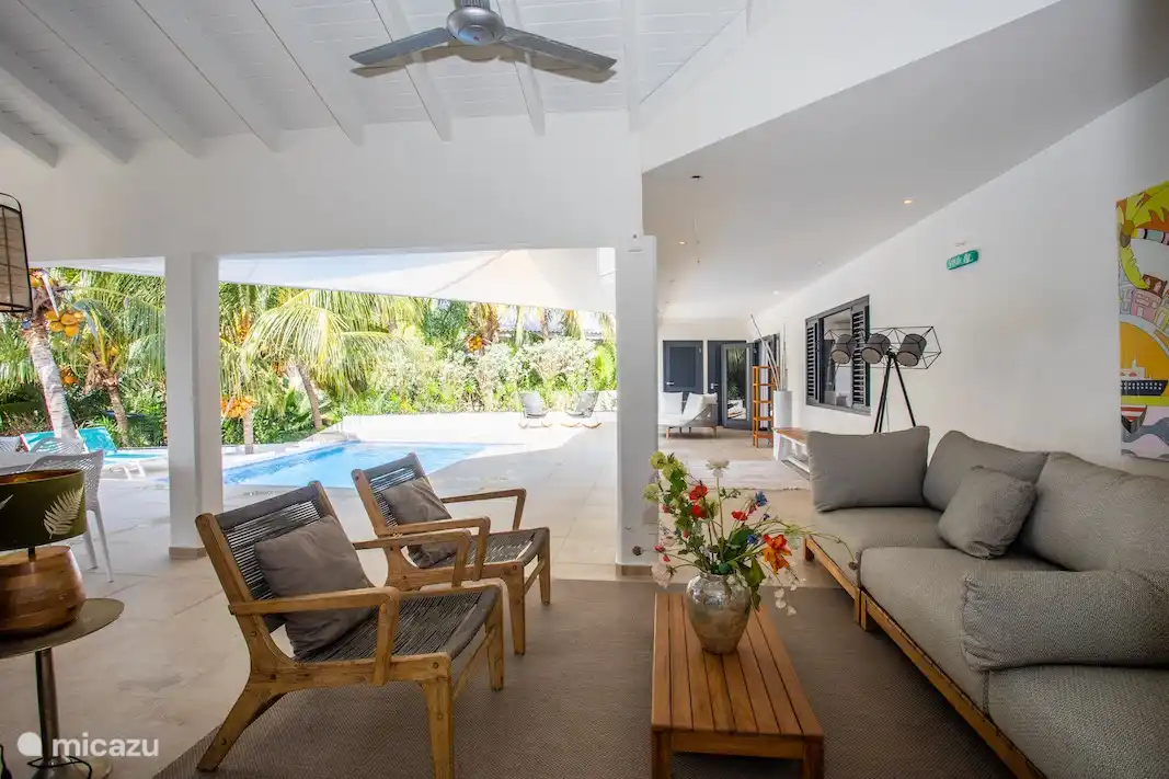 Le porche spacieux sur 3 côtés de la maison offre suffisamment d'ombre pour s'asseoir dehors toute la journée. En raison de la plantation extensive, la villa a beaucoup d'intimité.