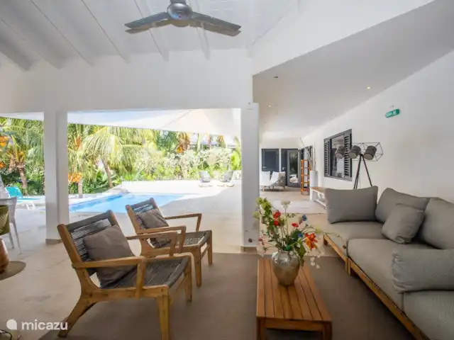 Villa salsa | Curaçao, Banda Ariba (est), Spaanse Water - villa Le porche spacieux sur 3 côtés de la maison offre suffisamment d'ombre pour s'asseoir dehors toute la journée. En raison de la plantation extensive, la villa a beaucoup d'intimité.
