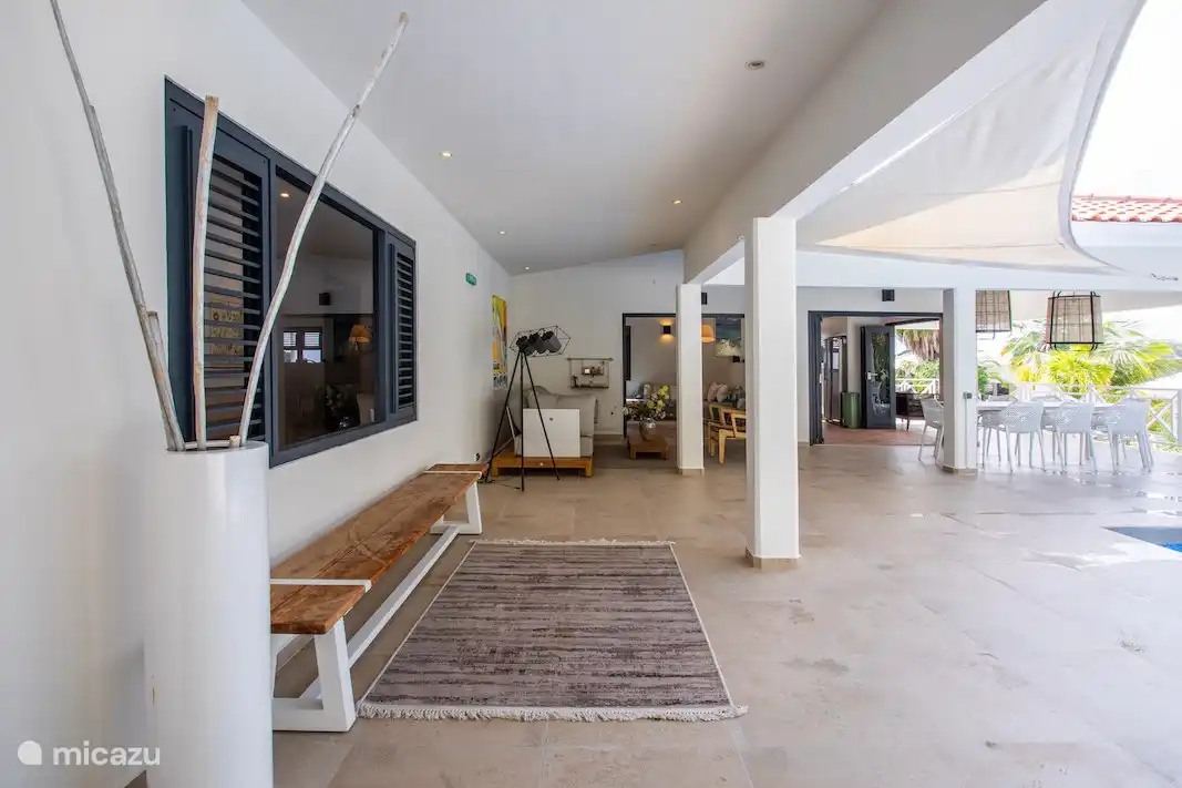 Sur le porche, vous pourrez profiter de la merveilleuse vie en plein air de Curaçao de tôt le matin jusqu'à tard le soir