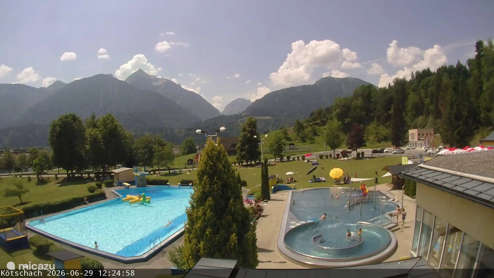 Het zwembad op de webcam.