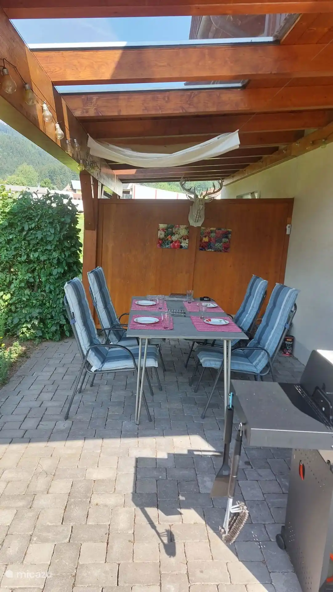 Ontbijten of dineren op het overdekte terras is heerlijk.