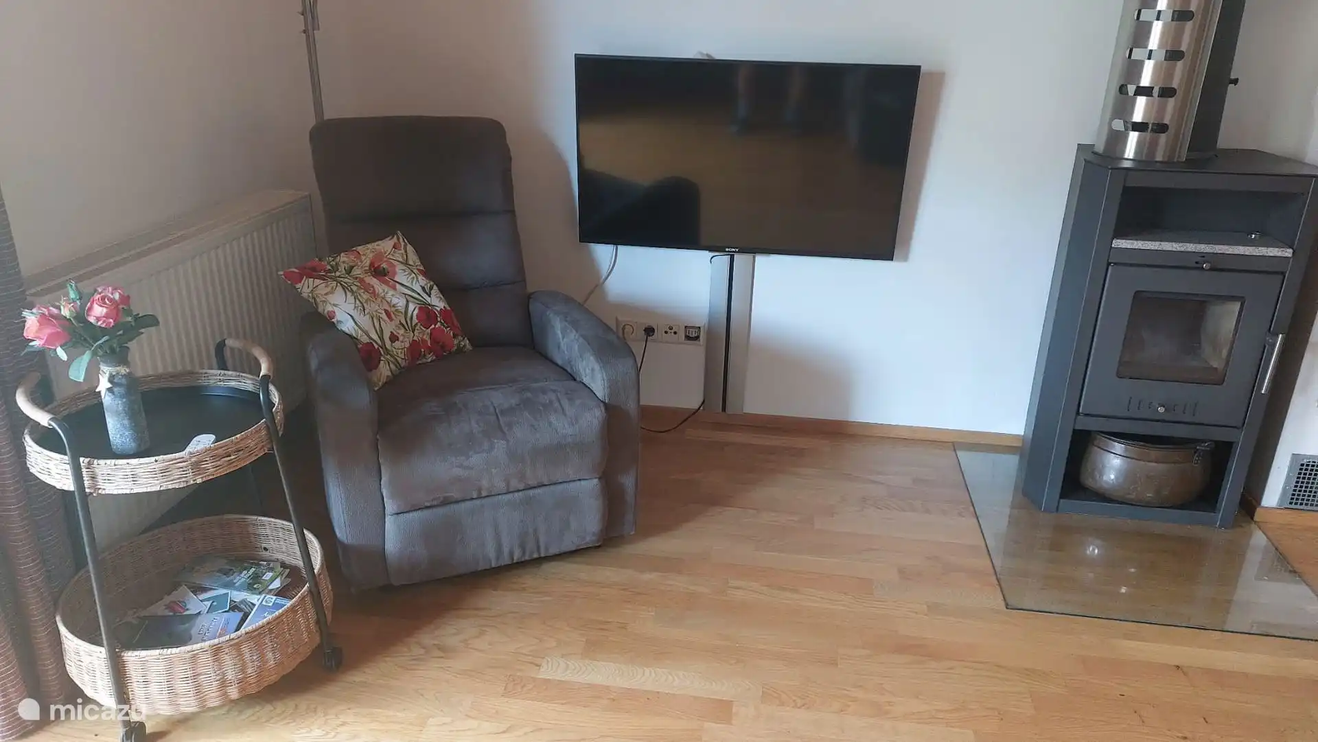 Gezellige en comfortabele zithoek.
Het is mogelijk om uw programma's te streamen. Snel internet via glasvezel.