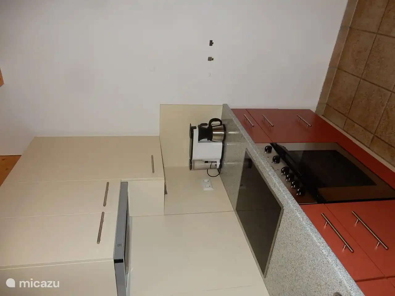 Détail cuisine : plaques électriques et four. Cafetière, grille-pain et autres appareils de cuisine sont disponibles.