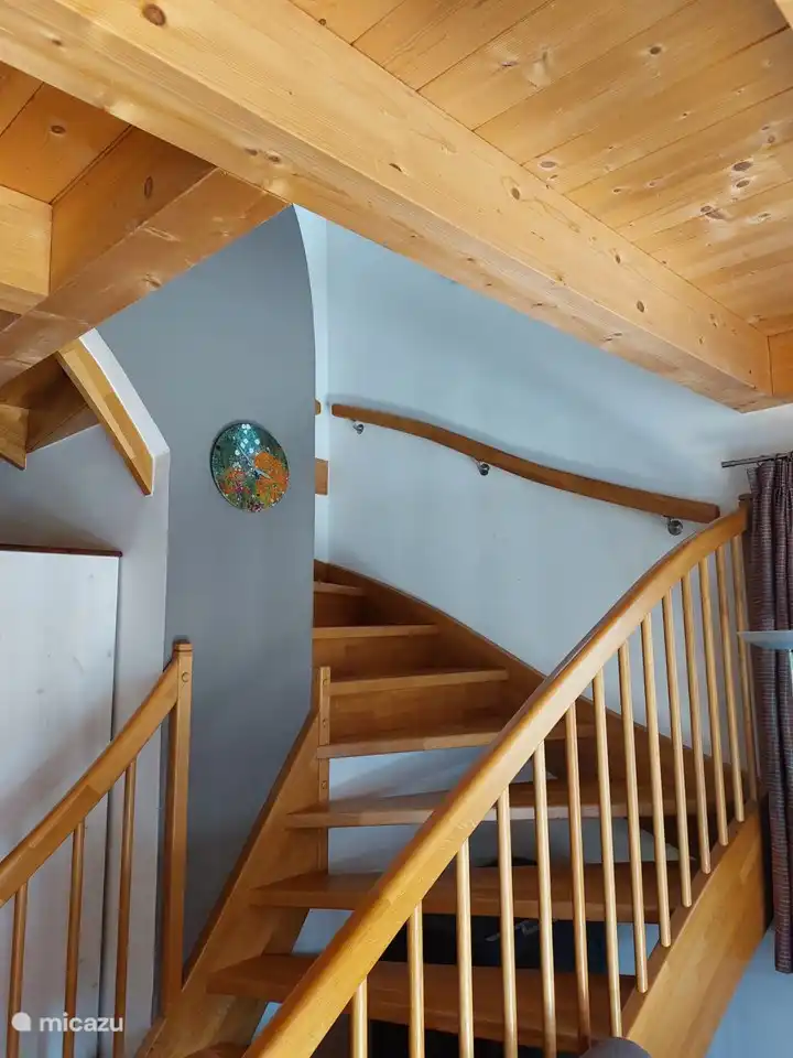 Escaliers généreux et sécuritaires vers le haut.