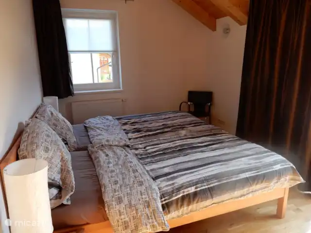 chalet en Austria, Carintia, Kötschach-Mauthen – casa de campo Amplio dormitorio principal con balcón.