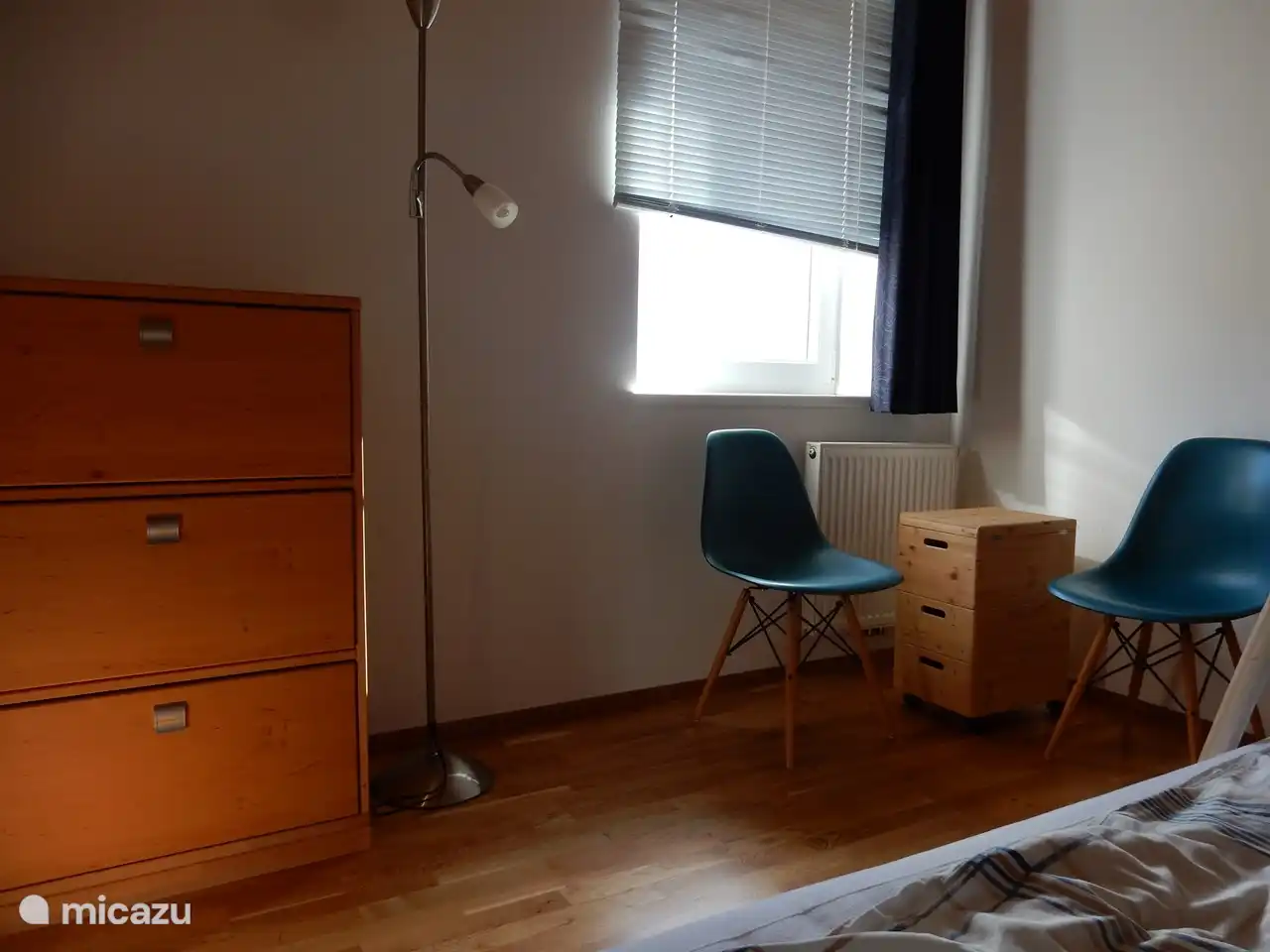 La chambre 2 dispose d'un coin salon confortable et d'une commode spacieuse.