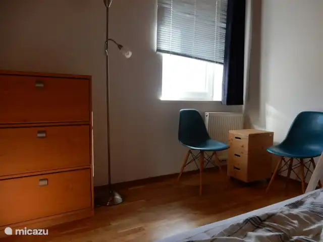 chalet en Austria, Carintia, Kötschach-Mauthen – casa de campo El dormitorio 2 tiene una acogedora sala de estar y una amplia cómoda.