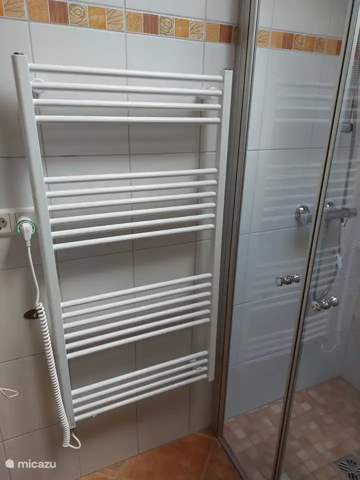 Nouveau : un chauffe-serviettes électrique, réglable à 90 minutes par simple pression d'un bouton.