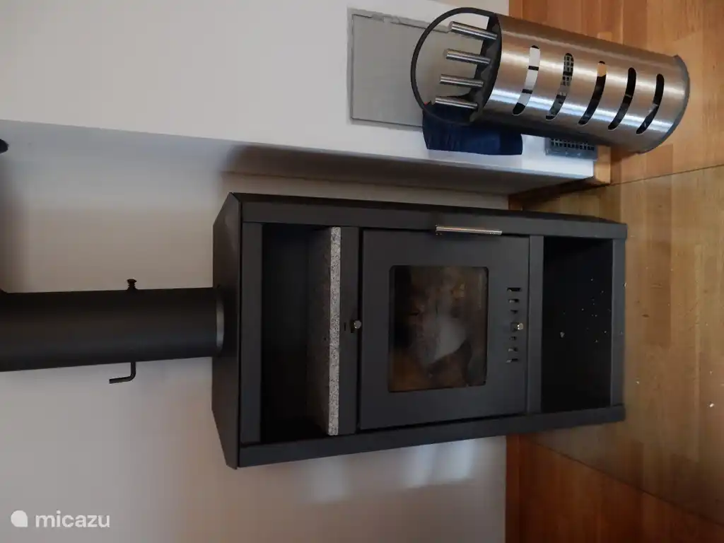 Le poêle à bois dans le salon crée l'ambiance.