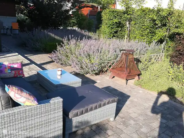 chalet en Austria, Carintia, Kötschach-Mauthen – casa de campo Se puede disfrutar del sol en la terraza. Estírate o en el salón con una bebida.