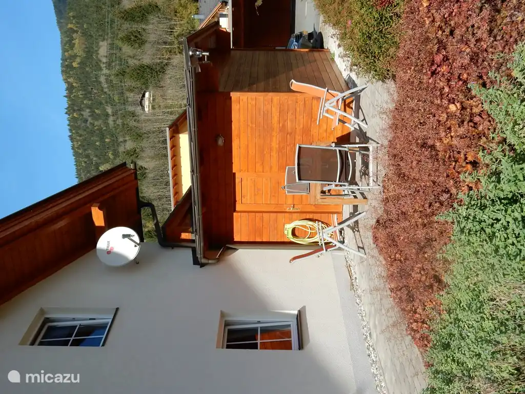 ou sur une terrasse à côté de la maison.