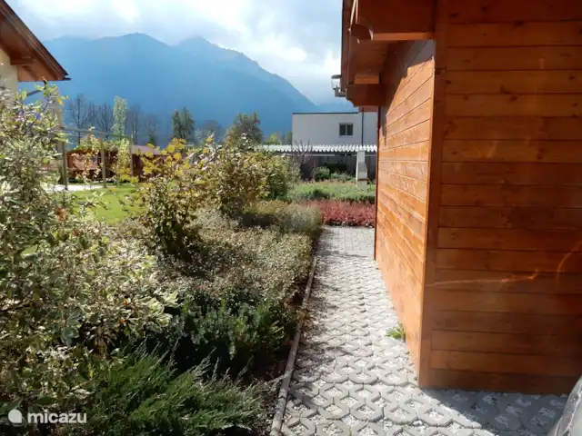 chalet en Austria, Carintia, Kötschach-Mauthen – casa de campo Hermosas plantas con flores desde la primavera hasta el otoño.