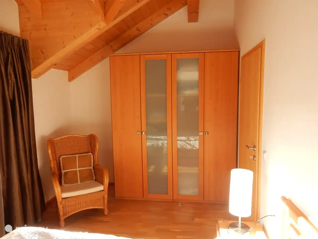 Garde-robe attrayante et spacieuse dans la chambre des maîtres