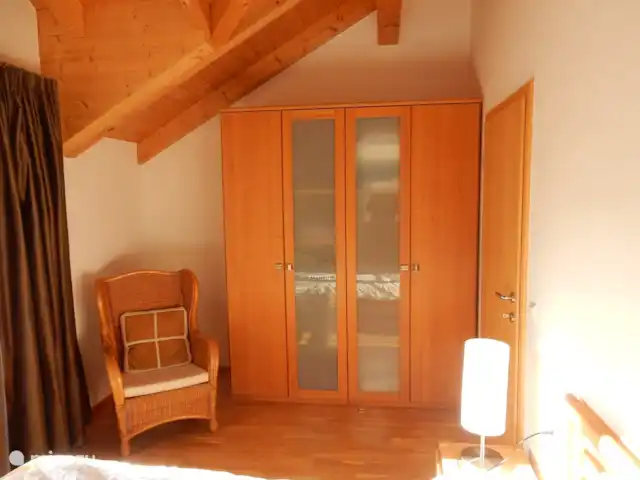 chalet en Austria, Carintia, Kötschach-Mauthen – casa de campo Armario atractivo y espacioso en el dormitorio principal.