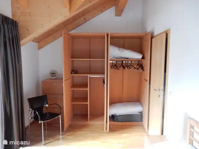 chalet en Austria, Carintia, Kötschach-Mauthen – casa de campo Armario interior en dormitorio principal