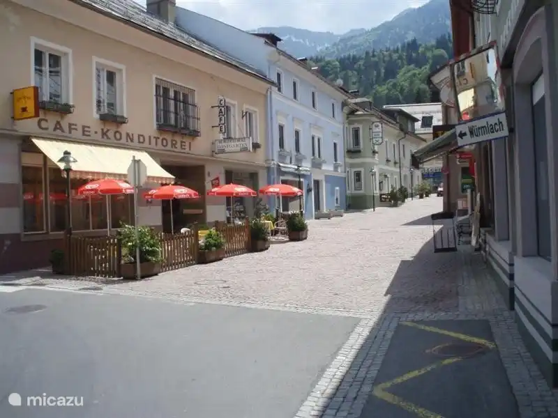 Le village sympathique avec de nombreux restaurants et boutiques