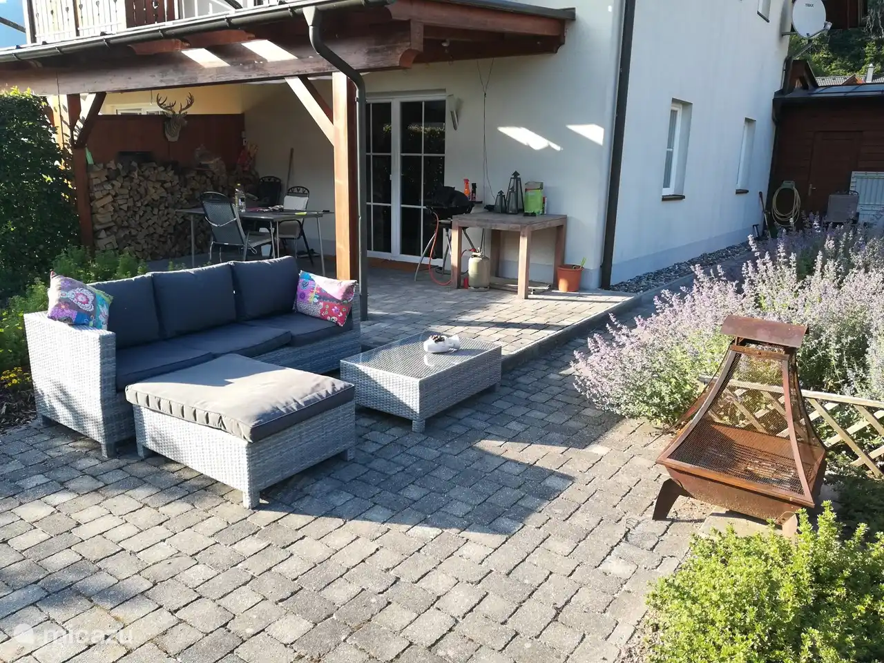 Asseyez-vous au soleil dans le jardin derrière la maison.