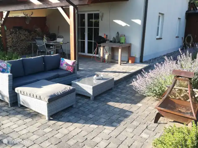 chalet en Austria, Carintia, Kötschach-Mauthen – casa de campo Siéntese al sol en el jardín detrás de la casa.