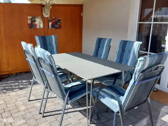 chalet en Austria, Carintia, Kötschach-Mauthen – casa de campo Comedor en la terraza cubierta.