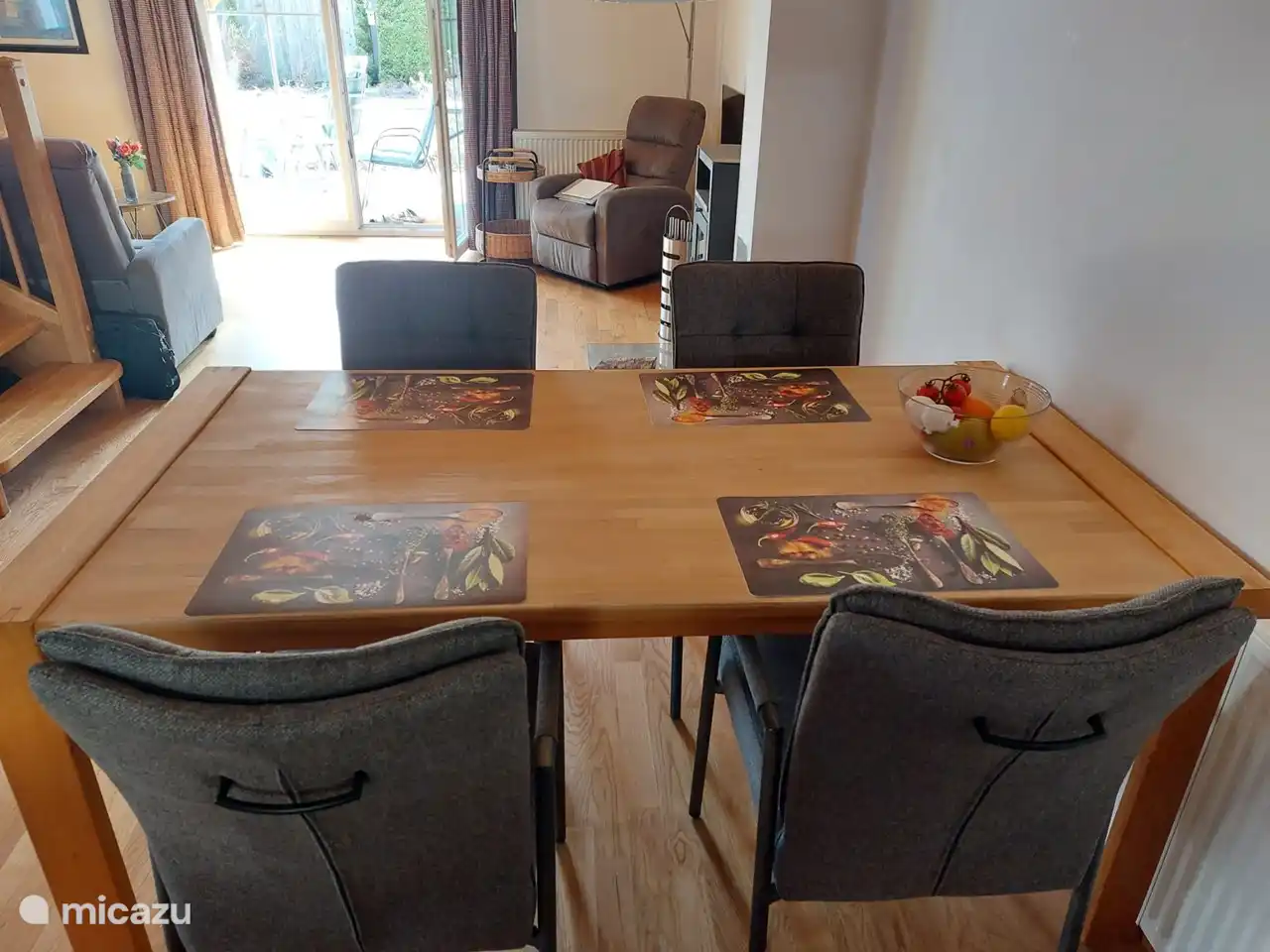 La salle à manger attrayante peut accueillir 4 à 6 personnes.