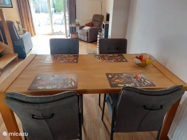 chalet en Austria, Carintia, Kötschach-Mauthen – casa de campo El atractivo comedor tiene capacidad para 4 a 6 personas.