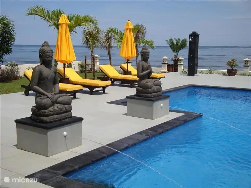 Vista desde la terraza sobre la piscina al mar