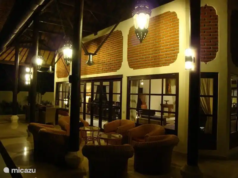 Disfrute de la villa por la noche con una tarde siempre agradable y una temperatura nocturna de 25 grados.