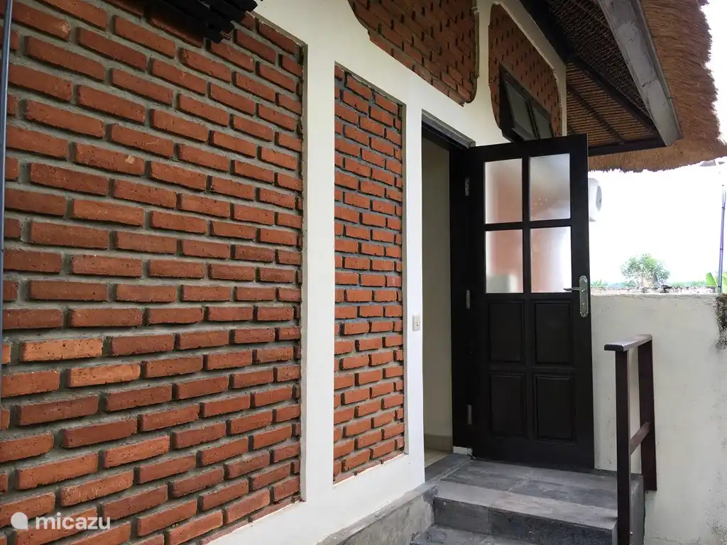 Entrada al hall de la casa de huéspedes.