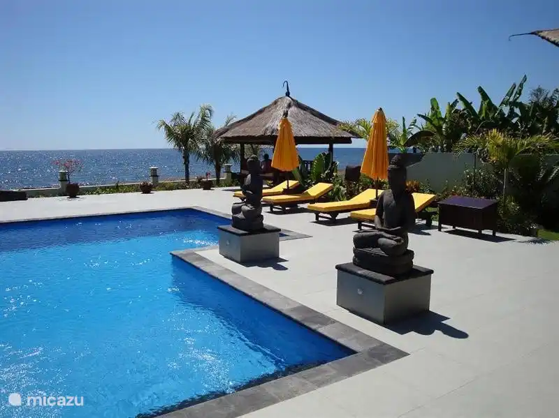 Bali Benoung al fondo