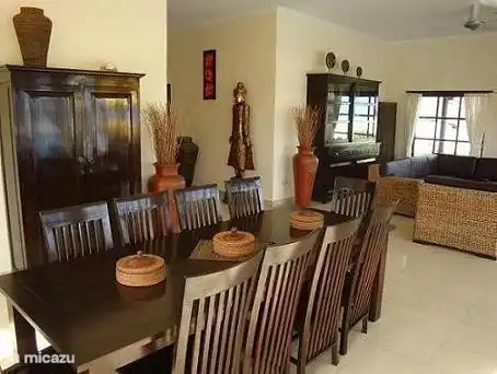 sala de estar con comedor de tamaño 10 plazas