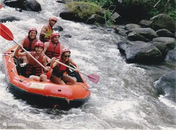 Definitivamente debes hacer esto, rafting en el río Ayung, viaje de 2 horas, a través de los espectaculares cañones, con varias cascadas en el camino.