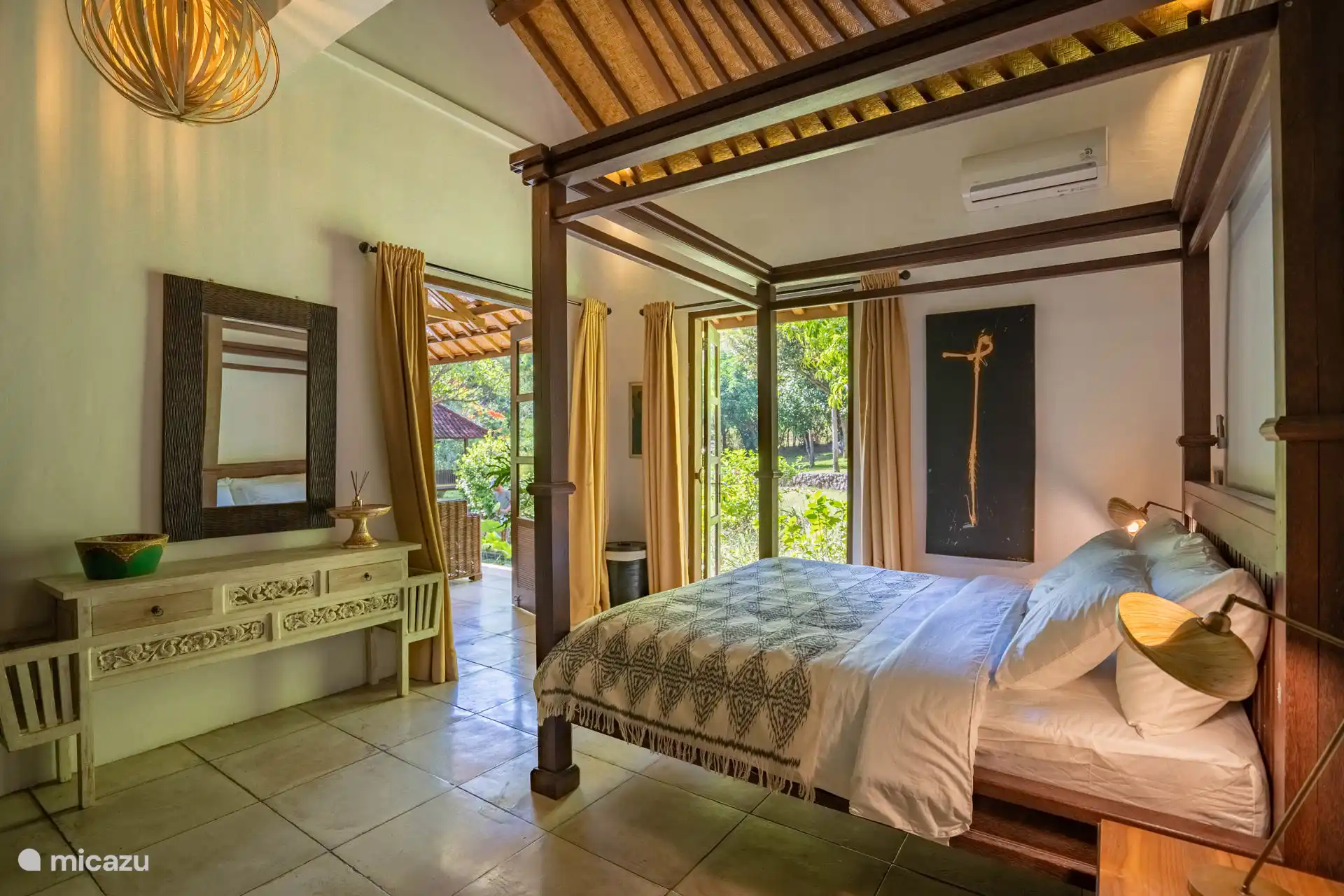 Hauptschlafzimmer mit Kingsize-Bett