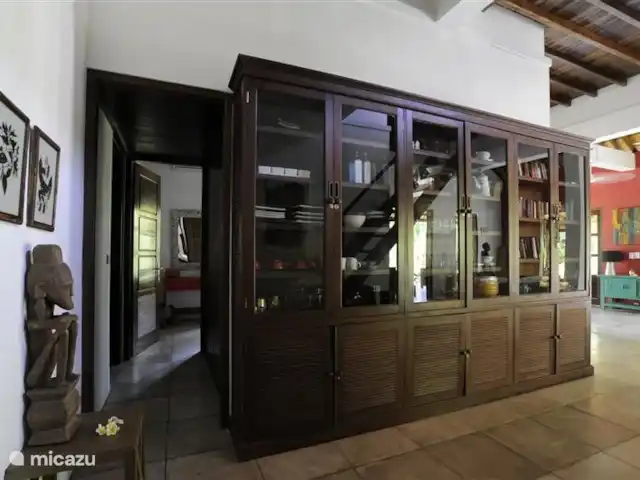 villa en Indonesia, Bali, Pemuteran – Villa Bukit Kaja Kauh Armario de libros y juegos en el salón