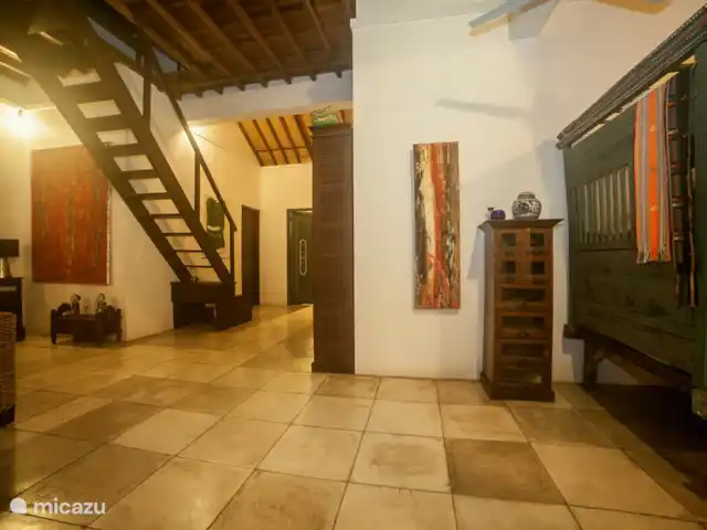 villa en Indonesia, Bali, Pemuteran – Villa Bukit Kaja Kauh sala de estar con escaleras a la azotea