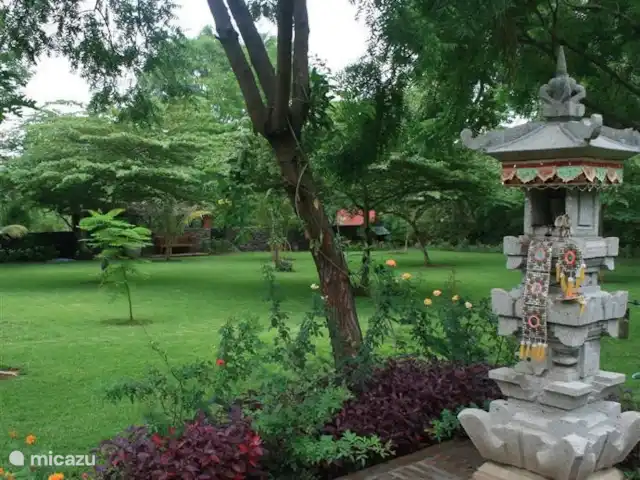 villa en Indonesia, Bali, Pemuteran – Villa Bukit Kaja Kauh templo en jardin