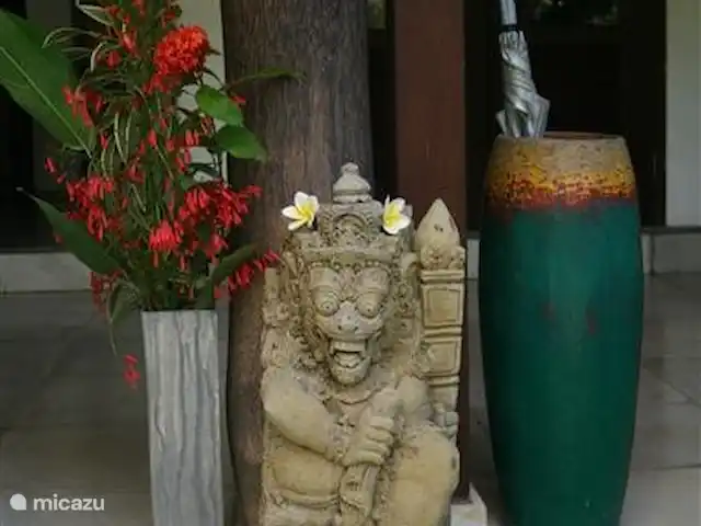 villa en Indonesia, Bali, Pemuteran – Villa Bukit Kaja Kauh guardia en la entrada