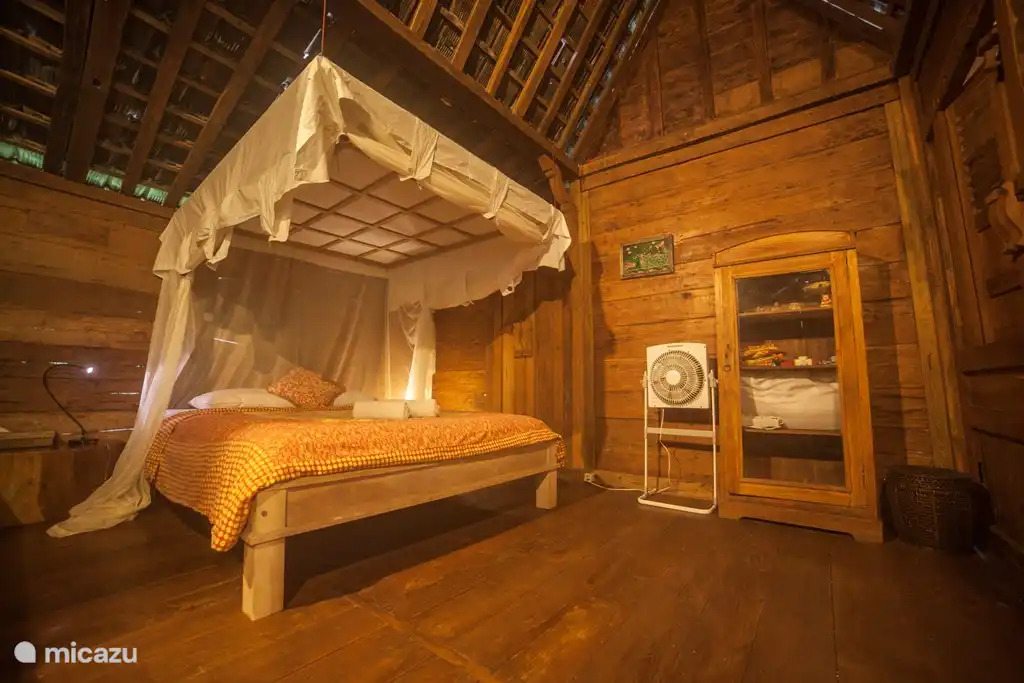 Schlafzimmer Gartenhaus mit Klimaanlage und großem Badezimmer