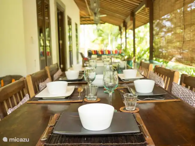 villa en Indonesia, Bali, Pemuteran – Villa Bukit Kaja Kauh mesa del comedor