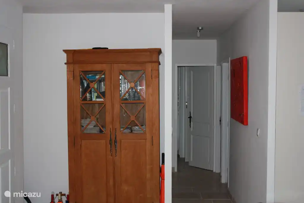 Doorloop naar twee slaapkamers, badkamer, toilet en washok met gratis gebruik van wasmachine en droger