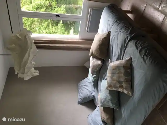 Slaapkamer met 2-persoonsbed van 160 br. (2 matrassen)