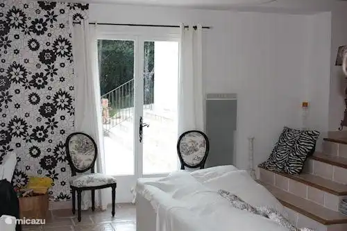 Woonkamer met openslaande deuren naar terras.