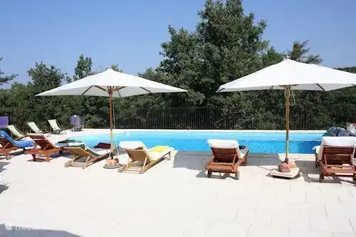 Terras met ligstoelen