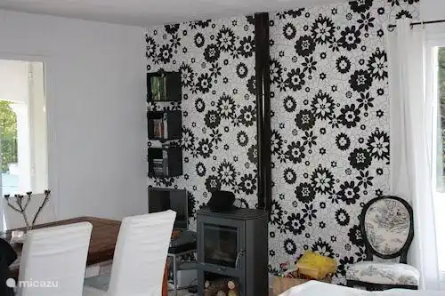 Woonkamer met openhaard.