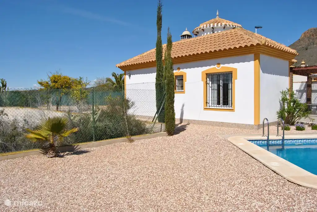Casa Mirador a du soleil toute la journée autour de la maison. C'est pourquoi l'une des nombreuses terrasses est protégée afin que vous puissiez également vous asseoir à l'ombre si vous le souhaitez.