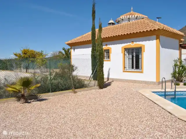 Casa Mirador - Hermosas vistas en España, Costa Cálida, Mazarrón - villa Casa Mirador tiene sol todo el día alrededor de la casa. Por eso, una de las muchas terrazas está protegida para que también puedas sentarte a la sombra si lo deseas.