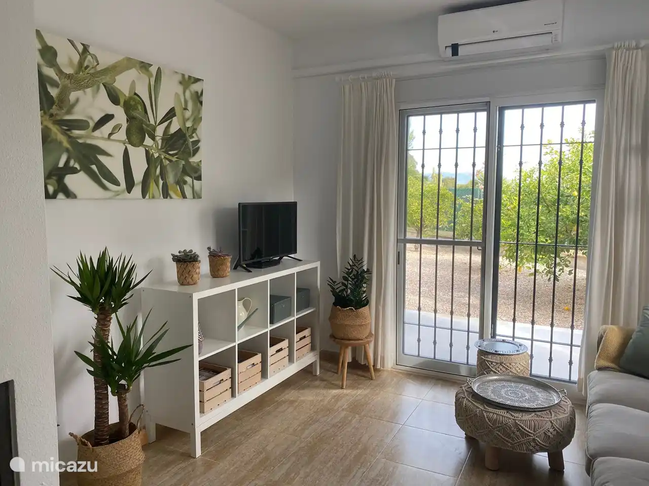 Canapé luxueux, beaucoup de lumière dans la maison et peut être complètement obscurci. TV HD avec de nombreuses chaînes. Ventilateur dans toutes les pièces et bien sûr climatisation!La cheminée fonctionne également bien.
Cependant, vous passerez plus de temps à l'extérieur grâce au merveilleux climat de la Costa Calida.