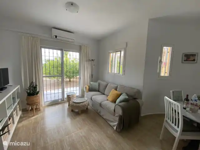 Casa Mirador - Hermosas vistas en España, Costa Cálida, Mazarrón - villa Vista general de la sala de estar con muebles completamente nuevos. Smart TV, fuerte WIFI, mucha luz y ambiente, persianas y ventiladores de techo. Bienvenidos a Villamazarrón.