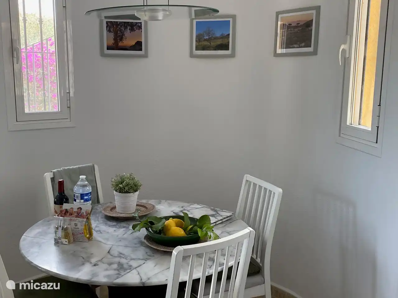 Salle à manger de la Casa Mirador. Spacieux et épuré. Près de la cuisine. A votre arrivée, le pack de bienvenue vous attendra. Bienvenu à Villamazarron.