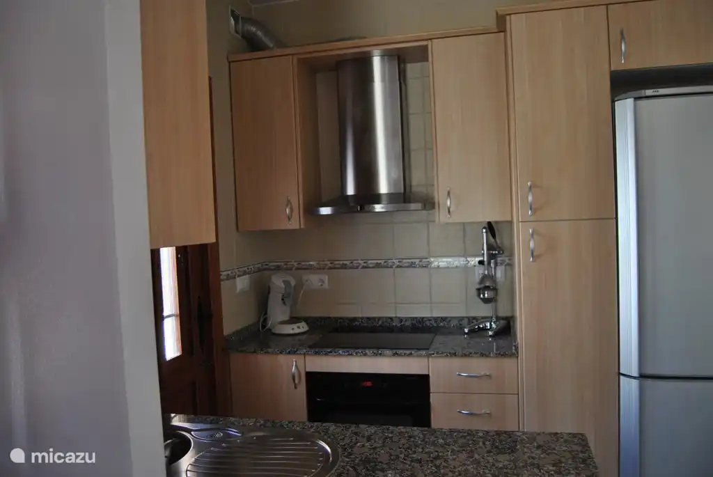 La cuisine de Casa Mirador. Four, réfrigérateur-congélateur et système d'extraction de haute qualité. Qu'est-ce qu'il n'y a pas dedans ? Très complet. Très propre.